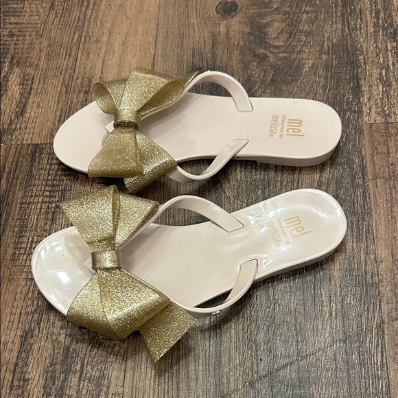 Mel, Dreamed by Melissa Cream Sandals with Gold Bow harmonic bow III - Picture 2 of 5